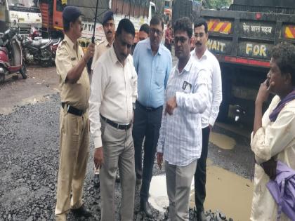 Inspection of road potholes by Ulhasnagar Municipal Commissioner | उल्हासनगर महापालिका आयुक्ताकडून रस्त्यातील खड्ड्यांची पाहणी