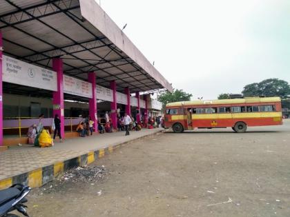 Bus driver dies of heart attack in Muktainagar; Fear of losing his job | मुक्ताईनगरला बसचालकाचा हृदयविकाराने मृत्यू; नोकरीवरून कमी करण्याची होती भीती