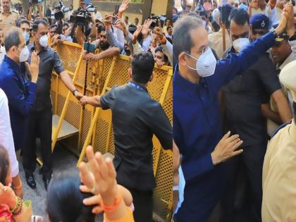 CM Uddhav Thackeray joined hands with Shiv Sainiks gathered outside Matoshri and thanked them | Uddhav Thackeray: उद्धव ठाकरे मातोश्रीवर दाखल; घराबाहेर जमलेल्या सर्व शिवसैनिकांचे मानले हात जोडून आभार