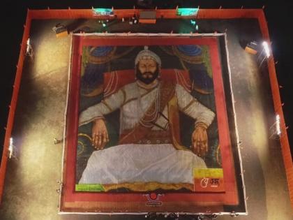 A world record oil painting of Chhatrapati Shivaji Maharaj has been drawn at Nilanga in Latur | निलंग्यात साकारले छत्रपती शिवरायांचे साडेअकरा हजार स्केअर फुटाचे विश्वविक्रमी तैलचित्र