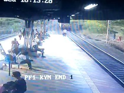 The father jumped in front of the running mail taken with the child; Trembling incident at Vitthalwadi railway station | बापाने मुलासह घेतली धावत्या मेल समोर उडी; विठ्ठलवाडी रेल्वे स्थानकावरील थरकाप उडवणारी घटना