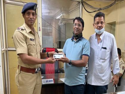 Due to the investigation of Manikpur police, the passenger got back an expensive mobile phone worth Rs. 40,000 | माणिकपूर पोलिसांच्या तपासामुळे प्रवाशाला परत मिळाला महागडा ४० हजार रुपयांचा मोबाईल फोन