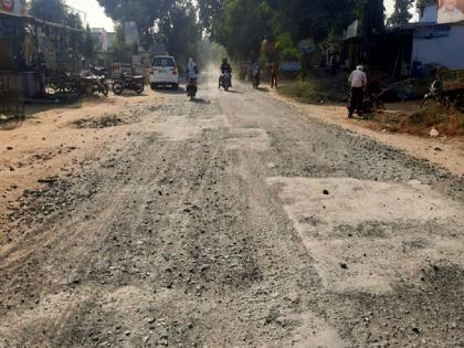 Pathetic condition of 16 km road between Salekasa to Amgaon | काय रस्ता, काय खड्डे.. एवढे अपघात, तरी सगळं ओके! बांधकाम विभाग झाला आंधळा अन् बहिरा