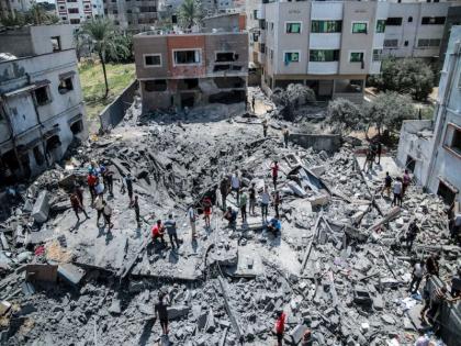 Israel-Hamas conflict kills 2,400 so far; People struggle to get out of the gaza city | इस्रायल-हमास संघर्षात आतापर्यंत २४०० जणांचा मृत्यू; शहराबाहेर पडण्यासाठी लोकांची धडपड