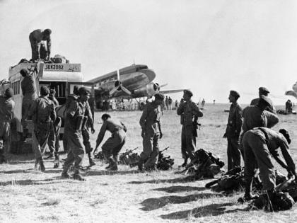 Biju Patnaik: Indian Chief Minister flew a plane during the Indo-Pakistan war, transporting soldiers to Srinagar. | भारतातील या मुख्यमंत्र्यांनी भारत-पाकिस्तान युद्धावेळी चालवलं होतं विमान, सैनिकांना पोहोचवलं होतं श्रीनगरला Biju Patnaik: Indian Chief Minister flew a plane during the Indo-Pakistan war, transporting soldiers to Srinagar. | भारतातील या मुख्यमंत्र्यांनी भारत-पाकिस्तान युद्धावेळी चालवलं होतं विमान, सैनिकांना पोहोचवलं होतं श्रीनगरला