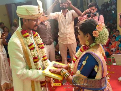 Lagingath built as a witness to the Indian Constitution; The bride made a special entry in the wedding hall | 'त्यांनी' संविधानाला साक्षी मानून बांधली लगीनगाठ; नवरीची लग्न मंडपात खास 'एन्ट्री'