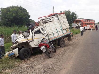 A luxury bus heading towards Latur and a pickup van collided head-on | लातूरकडे निघालेली लक्झरी बस अन् पिकअप व्हॅनची समोरासमोर धडक, दोन जणांचा मृत्यू