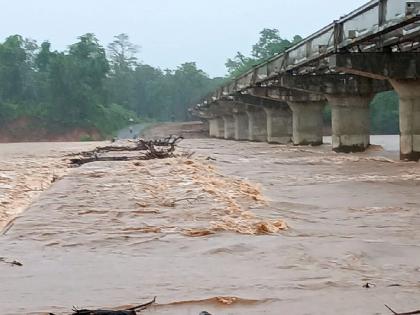 Dho-dho in Gadchiroli... Bhamragarh lost connectivity, dozens of roads closed including National Highway | गडचिरोलीत धो-धो... भामरागडचा संपर्क तुटला, राष्ट्रीय महामार्गासह डझनभर रस्ते बंद