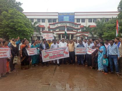 Remove VC, save the University, protest of the Organization's, agitation in front of Gondwana University | कुलगुरु हटाव, विद्यापीठ बचाव... संघटनांची जोरदार घोषणाबाजी, भरपावसात मोर्चा