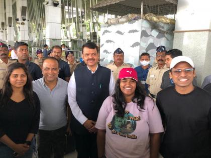 Deputy cm Devendra Fadnavis and Maharashtrachi Hasya Jatra artist had meet at the airport! | देवेंद्र फडणवीस आणि 'महाराष्ट्राची हास्यजत्रा'च्या कलाकारांची एअरपोर्टवर झाली ग्रेट भेट!