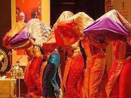 throw money on the dancers in Tamasha and Lavani program in Mandai, case filed against seven | मंडईतील तमाशा लावणीच्या कार्यक्रमात पुन्हा उधळल्या नोटा