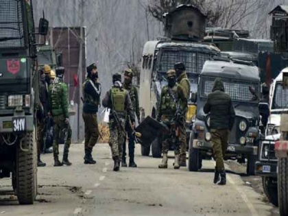 Four terrorists killed in two separate clashes in South Kashmir, clashes continue | दक्षिण काश्मीरमध्ये दोन वेगवेगळ्या चकमकीत 4 दहशतवादी ठार, चकमक अजूनही सुरू