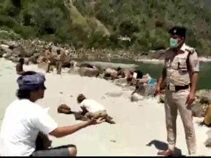 CoronaVirus I'm sorry! 10 foreign nationals caught bank of Ganga river; punished hrb | CoronaVirus आय अ‍ॅम सॉरी! गंगा किनारी १० परदेशी फिरताना सापडले; शिक्षा पाहून 'हसाल'