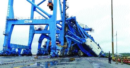 Three cranes of JNPT in the wreckage | जेएनपीटीच्या तीन क्रे न्स भंगारात