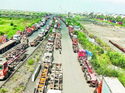 transporter strike at JNPT port | जेएनपीटी बंदरातील वाहतूकदारांचा संप