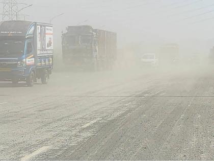 Dust reigns on JNPT highway; An increase in the amount of small gravel on the highway along with the dust | जेएनपीटी महामार्गावर धुळीचे साम्राज्य; धुळीसोबत महामार्गावर लहान खडीच्या प्रमाणात वाढ