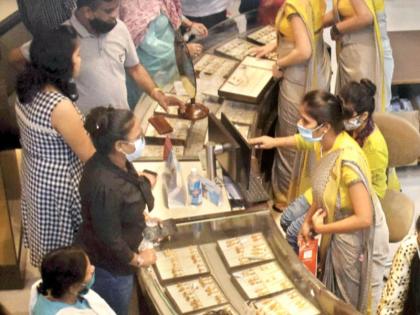 Prices fall at the moment, 'gold sparkles' on purchases | मुहुर्ताला भाव घटले, खरेदीला 'सुवर्ण झळाळी'; सोने-चांदी खरेदीला राज्यभरात प्रचंड उत्साह