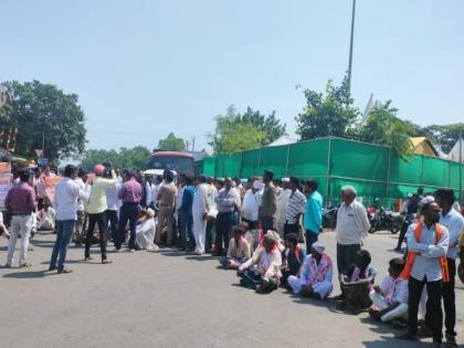 protect crops from wild animals; Rasta Roko Andolan in Karanja for the demands of farmers | वन्य प्राण्यांपासून पिकांचे संरक्षण करा; शेतकऱ्यांच्या मागण्यांसाठी कारंजात रास्ता रोको आंदोलन