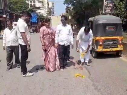 Garland worn by pits in Kalamboli; Shetkari Kamgar Paksh unique movement | कळंबोलीत खड्ड्याना घातले हार; शेकापचे अनोखे आंदोलन 