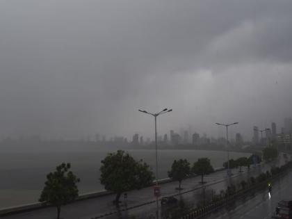 Mumbai recorded 111 mm of rain in 24 hours | सुखवार्ता: दुसऱ्या दिवशीही संततधार; मुंबईत २४ तासांत १११ मिलिमीटर पावसाची नोंद