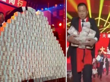 The company gave a bumper bonus, the employees went home with bundles of notes in their hands, 70 crores were shared from the stage | कंपनीने दिला बंपर बोनस, हातात नोटांची बंडलं घेऊन घरी गेले कर्मचारी, स्टेजवरून वाटले ७० कोटी  