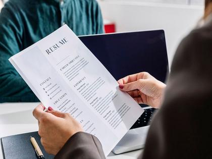Despite trying, I couldn't get a job, finally he wrote something like this in his RESUME, and he started getting offers after offers. | प्रयत्न करूनही नोकरी मिळत नव्हती, अखेर RESUME मध्ये लिहिलं असं काही, मिळू लागल्या ऑफरवर ऑफर Despite trying, I couldn't get a job, finally he wrote something like this in his RESUME, and he started getting offers after offers. | प्रयत्न करूनही नोकरी मिळत नव्हती, अखेर RESUME मध्ये लिहिलं असं काही, मिळू लागल्या ऑफरवर ऑफर
