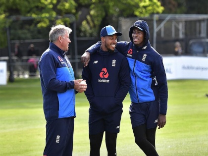 Jofra Archer take wicket on on his international debut for England against Ireland | राजस्थान रॉयल्सच्या गोलंदाजाची इंग्लंडमध्ये कमाल, आंतरराष्ट्रीय पदार्पणात उडवून दिली धमाल