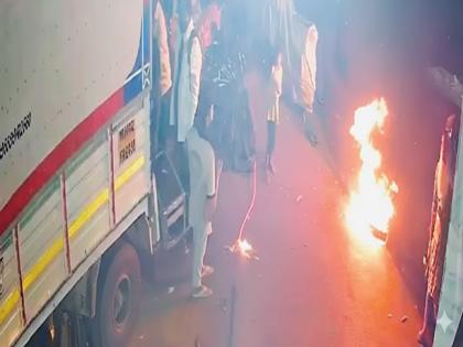 जोगेश्वरी येथे किरकोळ वादातून चक्क वाहन चालकाला पेटवले - Marathi News | Jogeshwari driver was set on fire following a minor dispute | Latest News at Lokmat.com