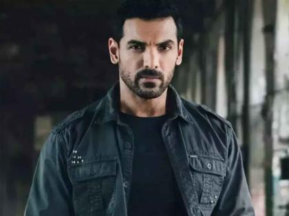 John Abraham reveals he dosent use whatsapp producers ignores his messages | मी Whatsapp वापरत नाही, निर्मात्यांना मेसेज केल्यावर येत नाही रिप्लाय; जॉन अब्राहमचा खुलासा