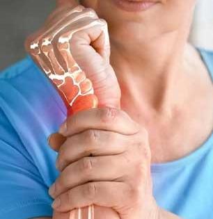 हिवाळ्यात गुडघेदुखी-सांधेदुखीचा त्रास वाढला? घरीच तयार करा खास आयुर्वेदिक लेप- दुखणं थांबेल, धावायला लागाल