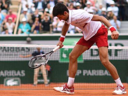 djokovic destroy racket after his clash with roberto in french open | जोकोव्हिचको घुस्सा क्यु आता हैं... मैदानात तोडले रॅकेट