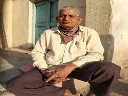 Manmad to Rahuri step journey from Mumbai to old age; Dispatched by guests from Deswandi | मुंबईवरुन निघालेल्या वृद्धाचा मनमाड ते राहुरी पायी प्रवास; देसवंडी येथून पाहुण्यांनी दिले हाकलून