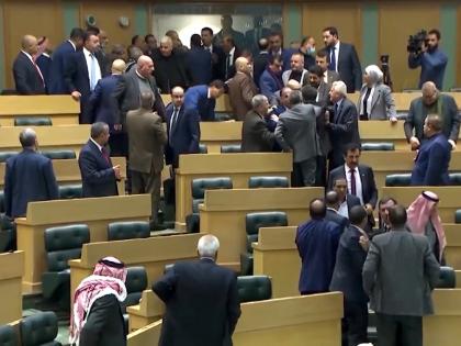 Jordan MPs Trade Punches During Heated Parliament Session | Video: संसदच बनली कुस्तीचा आखाडा; अध्यक्षांच्या आदेशानंतर झाला राडा!