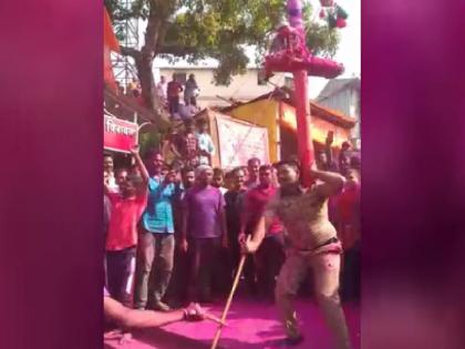 Jyotiba Chaitra Yatra, Police constable Ravindra Mali danced Sasankadi | Jyotiba Chaitra Yatra: भक्तिभावात वर्दीही विसरली देहभान