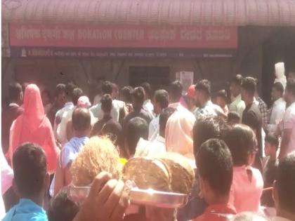 in Kolhapur A devotee carrying a bull in Jotiba temple was beaten up by security guards | जोतिबा मंदिरात बैल घेऊन येणाऱ्या भाविकाला सुरक्षारक्षकाकडून मारहाण