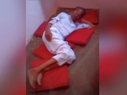 Without hoisting the flag, the village servant fell on the ground drunk on independence day, video went viral | ध्वजारोहण न करताच ग्रामसेवक दारूच्या नशेत जमिनीवर लाेळले; व्हिडीओ व्हायरल