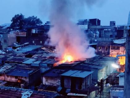 A huge fire broke out at Shankar Market at Pach Kandil Chowk in Dhule city; Loss of millions | धुळे शहरातील पाच कंदील चौकातील शंकर मार्केटला भीषण आग; लाखोंचे नुकसान