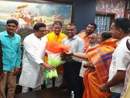 Ranjit Singh Disley along with his family met MNS president Raj Thackeray today | राज ठाकरेंची 'ती' आवड खूप चांगली वाटली; 'जगात भारी' डिसले गुरुजींची कुटुंबियांसमवेत भेट