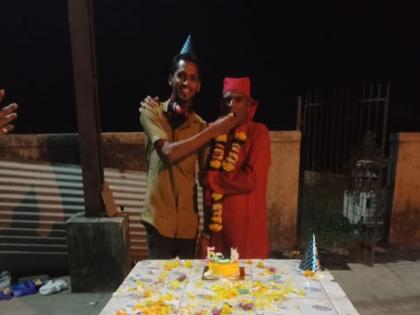 The warrior who worked in the company of the Corona victims celebrated his birthday at the cemetery | कोरोनाबाधितांच्या सानिध्यात काम केलेल्या योद्धाने वाढदिवस साजरा केला स्मशानभूमित