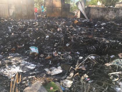 A fire broke out in a scrap warehouse in Kharadi; Burn goods worth one lakh rupees | खराडीमधील भंगार गोदामाला लागली आग; एक लाख रुपयांचे सामान जळून खाक