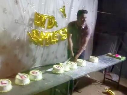 man celebrates his birthday cutting 11 cake with sword, police action on overzealous youth | तलवारीने ११ केक कापून साजरा केला वाढदिवस, अतिउत्साही युवकावर पोलिसांची कारवाई