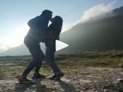 Milind Soman kissing wife ankita kanwar during a trip to leh viral video | बॉलिवूडच्या या अभिनेत्याचा पत्नीसोबतचा किसिंग व्हिडिओ होतोय व्हायरल, लेहमध्ये व्हॅकेशन करतोय एन्जॉय