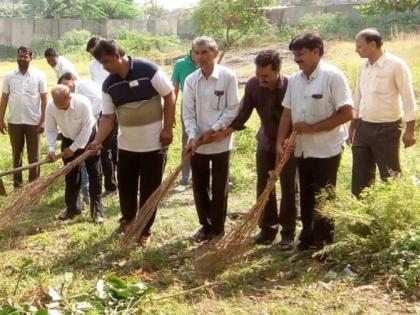 justice takes iniciative for cleaning the court | न्यायाधीशांनी रुजवीला स्वच्छतेचा जागर justice takes iniciative for cleaning the court | न्यायाधीशांनी रुजवीला स्वच्छतेचा जागर