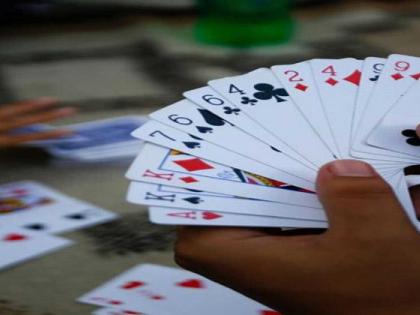 Raid on gambling den near Kalamba jail; 19 arrested | जुगारअड्ड्यावर छापा, घरझडतीत पोलिसांना सापडला प्राणघातक शस्त्रसाठा