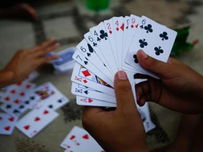 Police raid; 15 gamblers caught in latur | पाेलिस पथकाचा छापा; १५ जुगाऱ्यांना पकडले