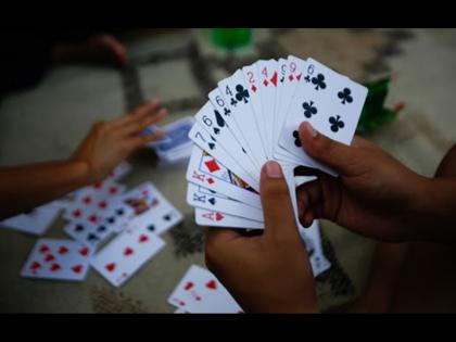 Nijampur Police take 9 people into custody for gambling inside house | पक्क्या माहितीवरून छापा टाकला; कच्च्या घरातला डाव उधळला! ६३ हजारांचा मुद्देमाल जप्त