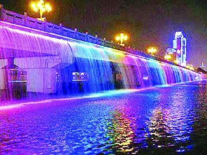 Reflections on social messages on sand along with colorful lighting of Juhu Beach | जुहू किनारी रंगीबेरंगी रोषणाईसह वाळूवर सामाजिक संदेशांचे प्रतिबिंब