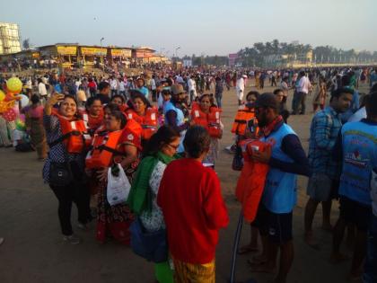 A good response to the Boating Ride at Juhu Chowpatty, the employment of the young fishermen | जुहू चौपाटीवरील बोटिंग राईडला चांगला प्रतिसाद, तरुण मच्छिमारांना मिळाला रोजगार