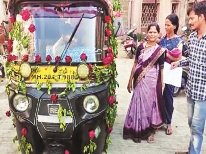 The twins were driven home in decorated rickshaws; The family members felicitated the doctors by expressing their gratitude | आठ दिवसांच्या उपचारानंतर जुळ्यांना रुग्णालयातून सुटी; वडिलांनी सजविलेल्या रिक्षांतून नेले घरी