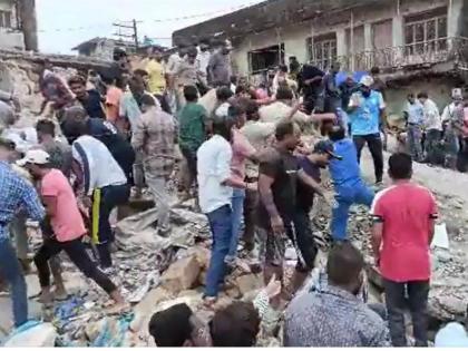 Video Gujarat two storeyed building collapsed in Junagadh. Several feared trappe | गुजरातच्य़ा जुनागडमध्ये इमारत कोसळली; ढिगाऱ्याखाली 10-12 जण अडकले, मदतकार्य सुरू